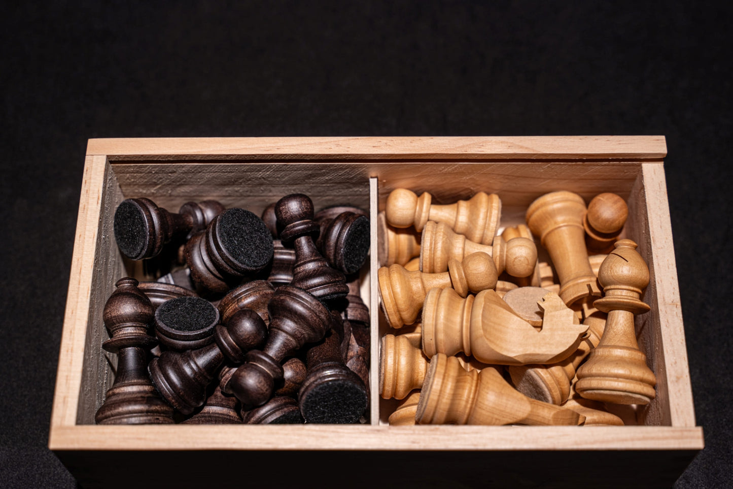Figuren des Figurensatzes Vanas in matt in Aufbewahrungstruhe