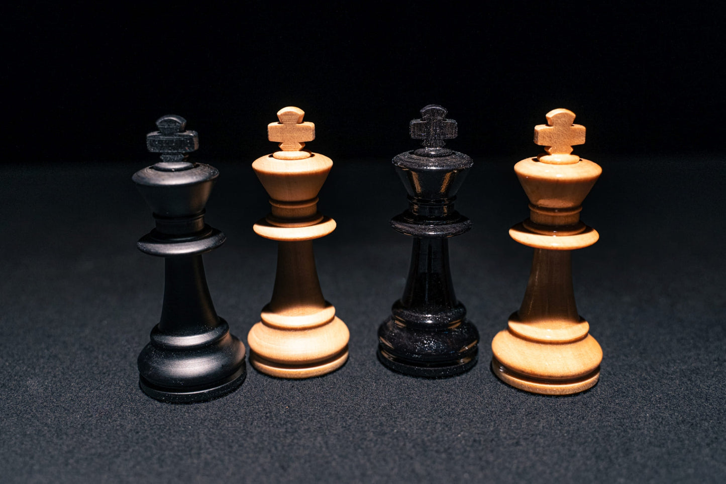 Könige des Figurensatzes Eristo in matt und glänzend