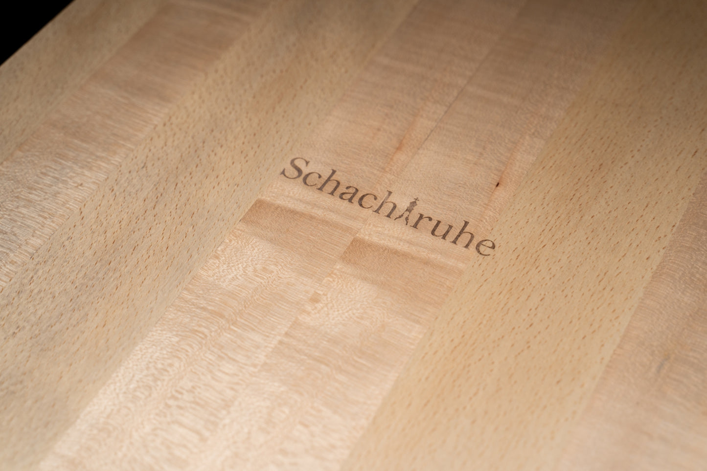Rückseite des Schachbretts mit eingraviertem Schachtruhe-Logo