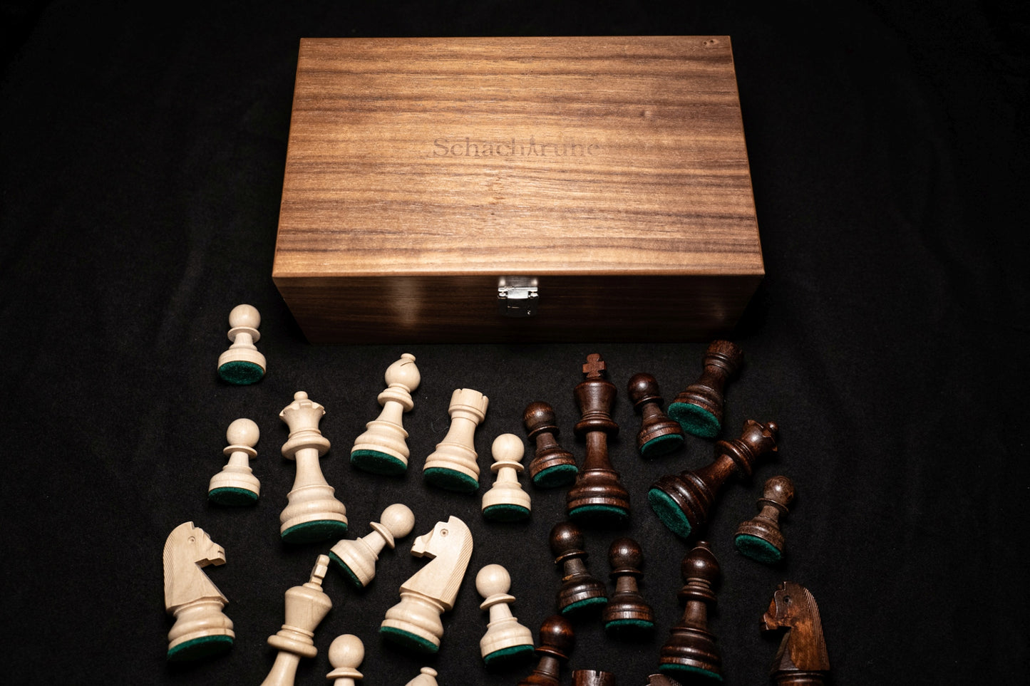 Figurensatz Tagos liegend unterhalb der Aufbewahrungstruhe