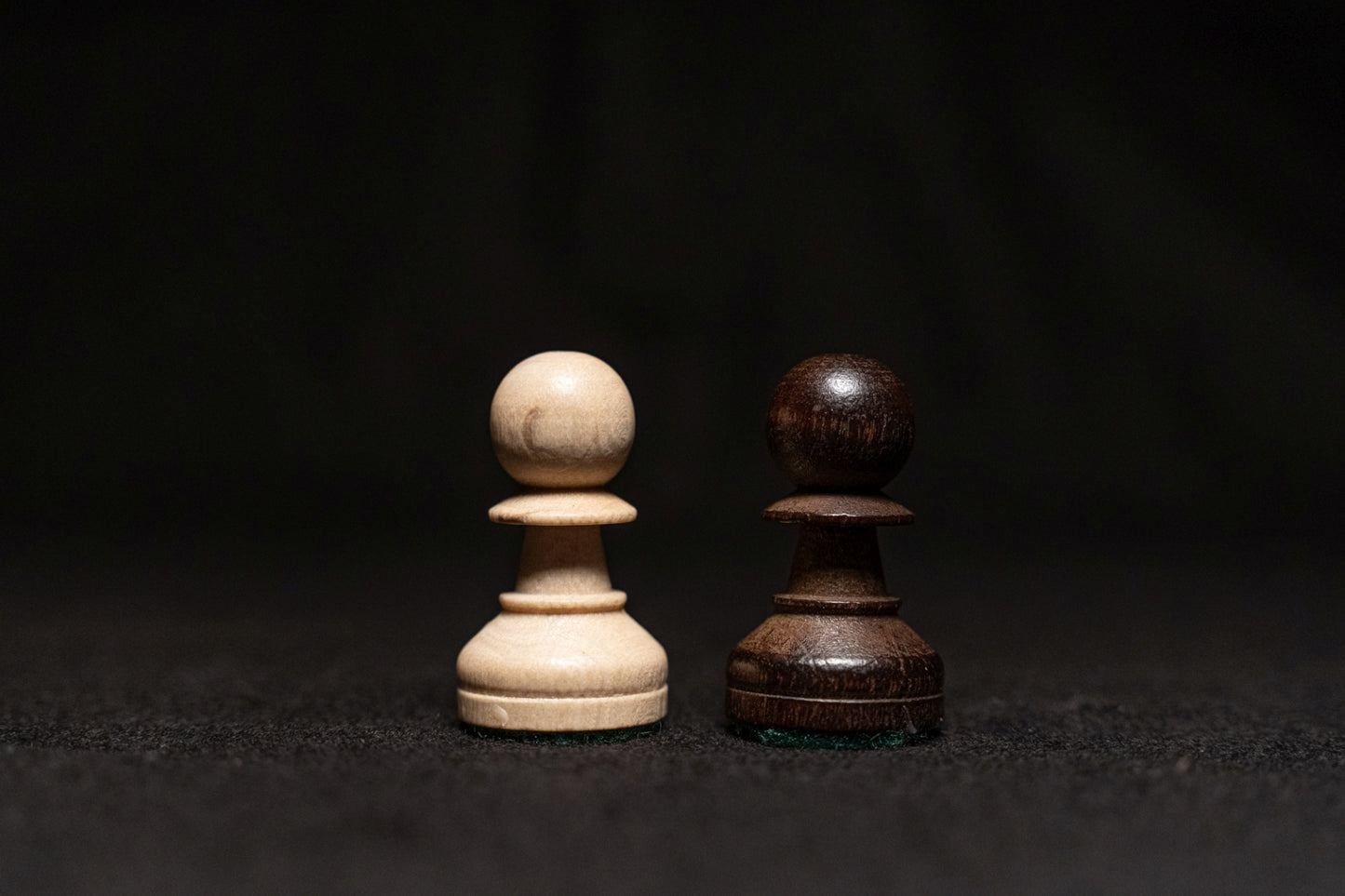 Weißer und schwarzer Bauer des Figurensatzes Tagos