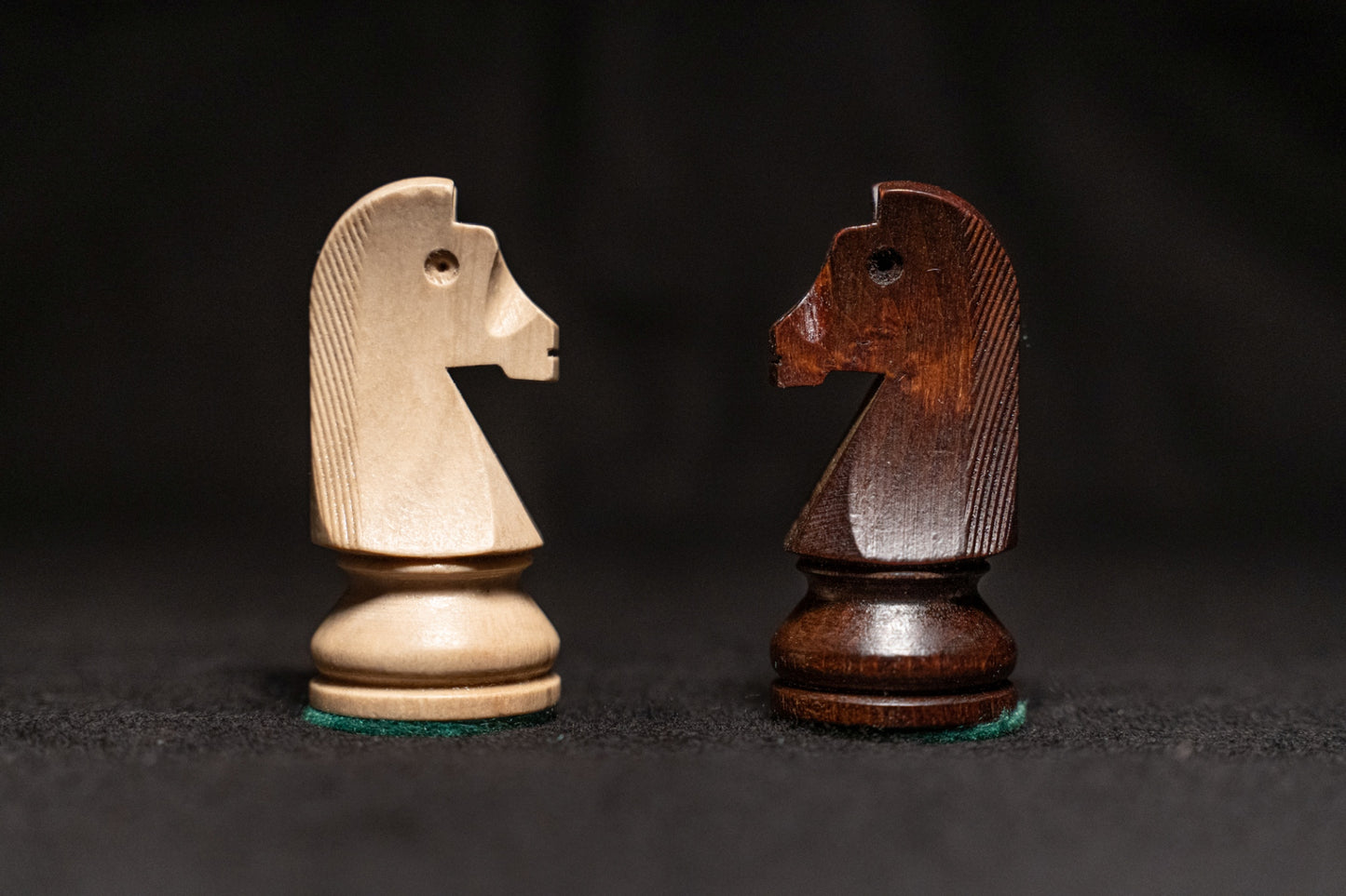 Weißer und schwarzer Springer des Figurensatzes Tagos