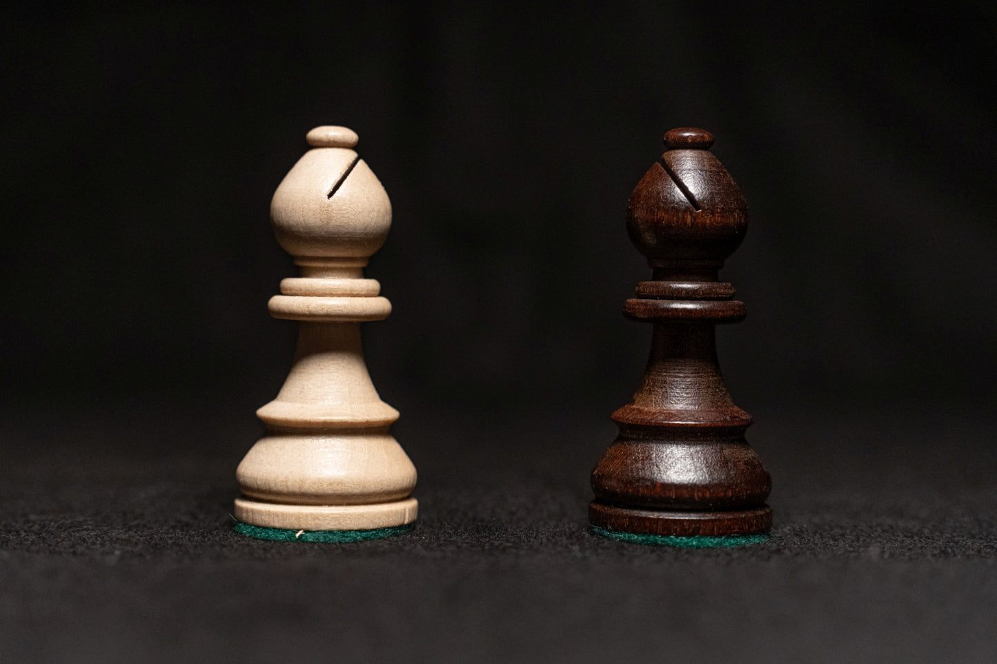Weißer und schwarzer Läufer des Figurensatzes Tagos