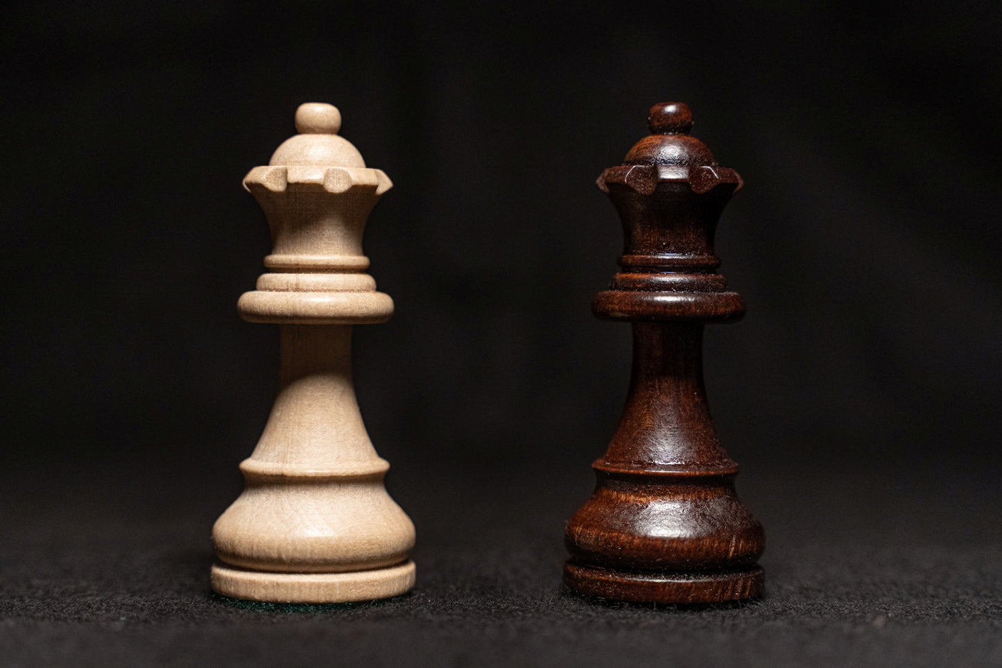 Weiße und schwarze Dame des Figurensatzes Tagos
