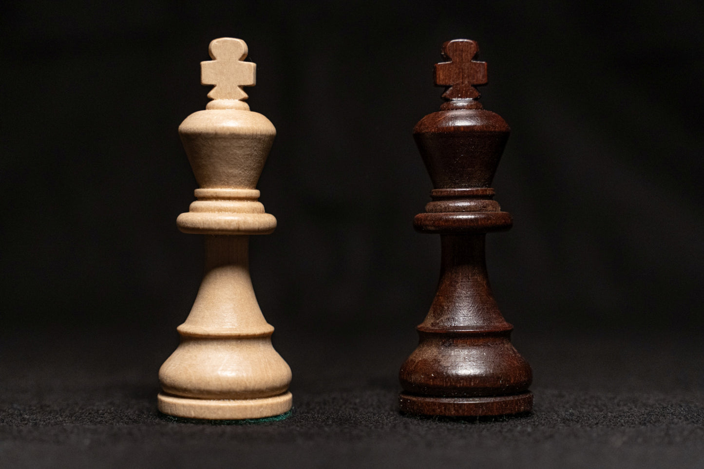 Weißer und schwarzer König des Figurensatzes Tagos