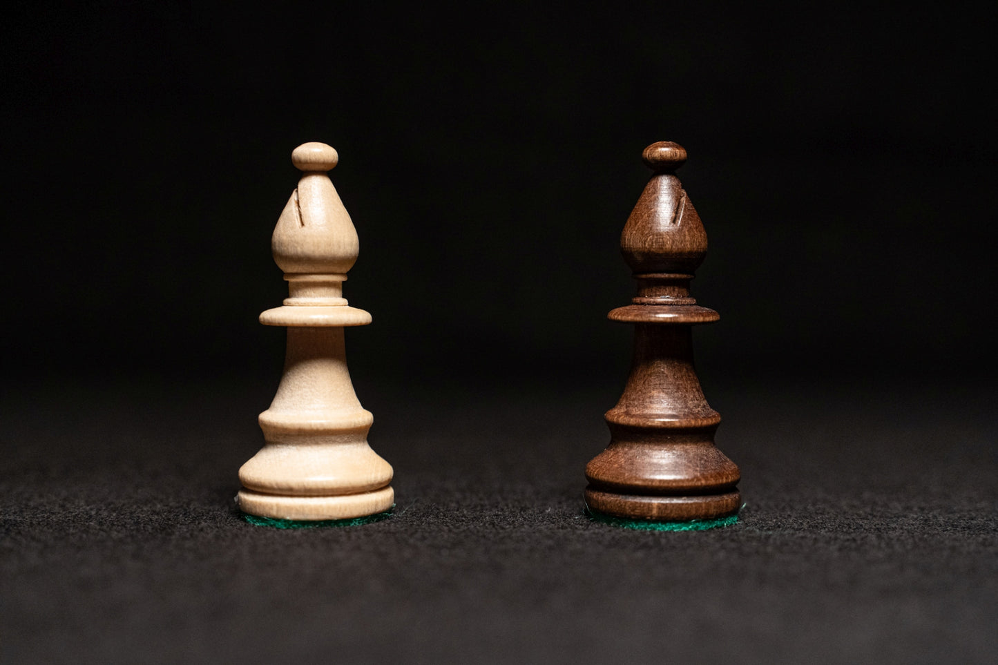 Weißer und schwarzer Läufer des Figurensatzes Kyria