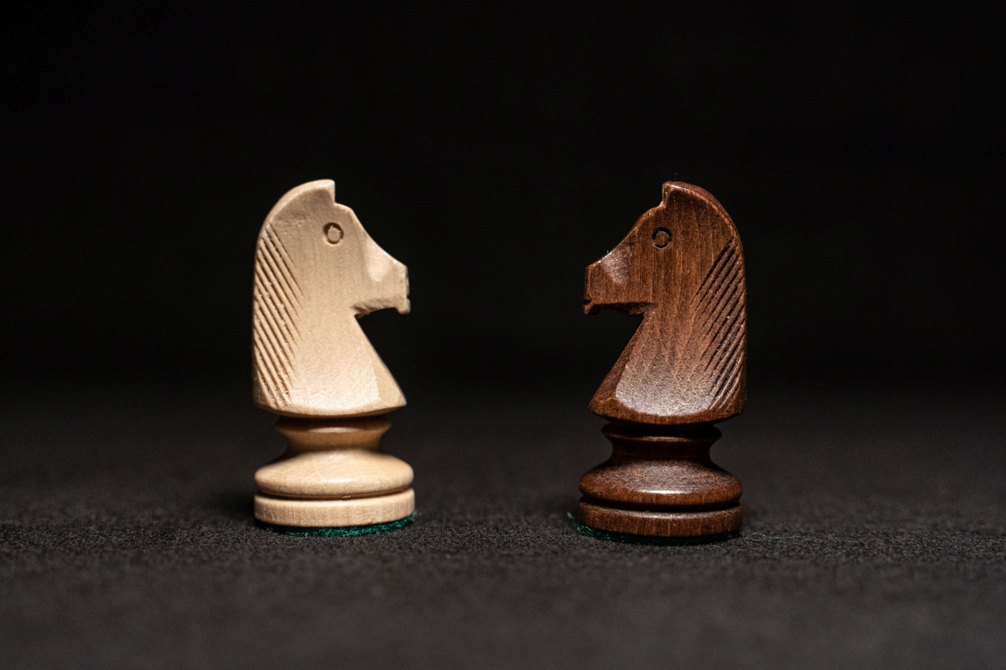 Weißer und schwarzer Springer des Figurensatzes Kyria