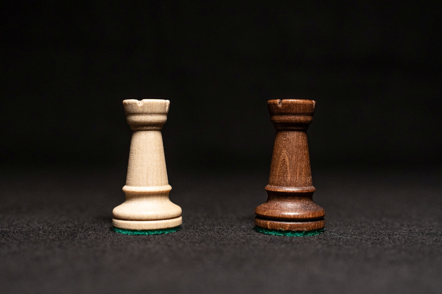 Weißer und schwarzer Turm des Figurensatzes Kyria