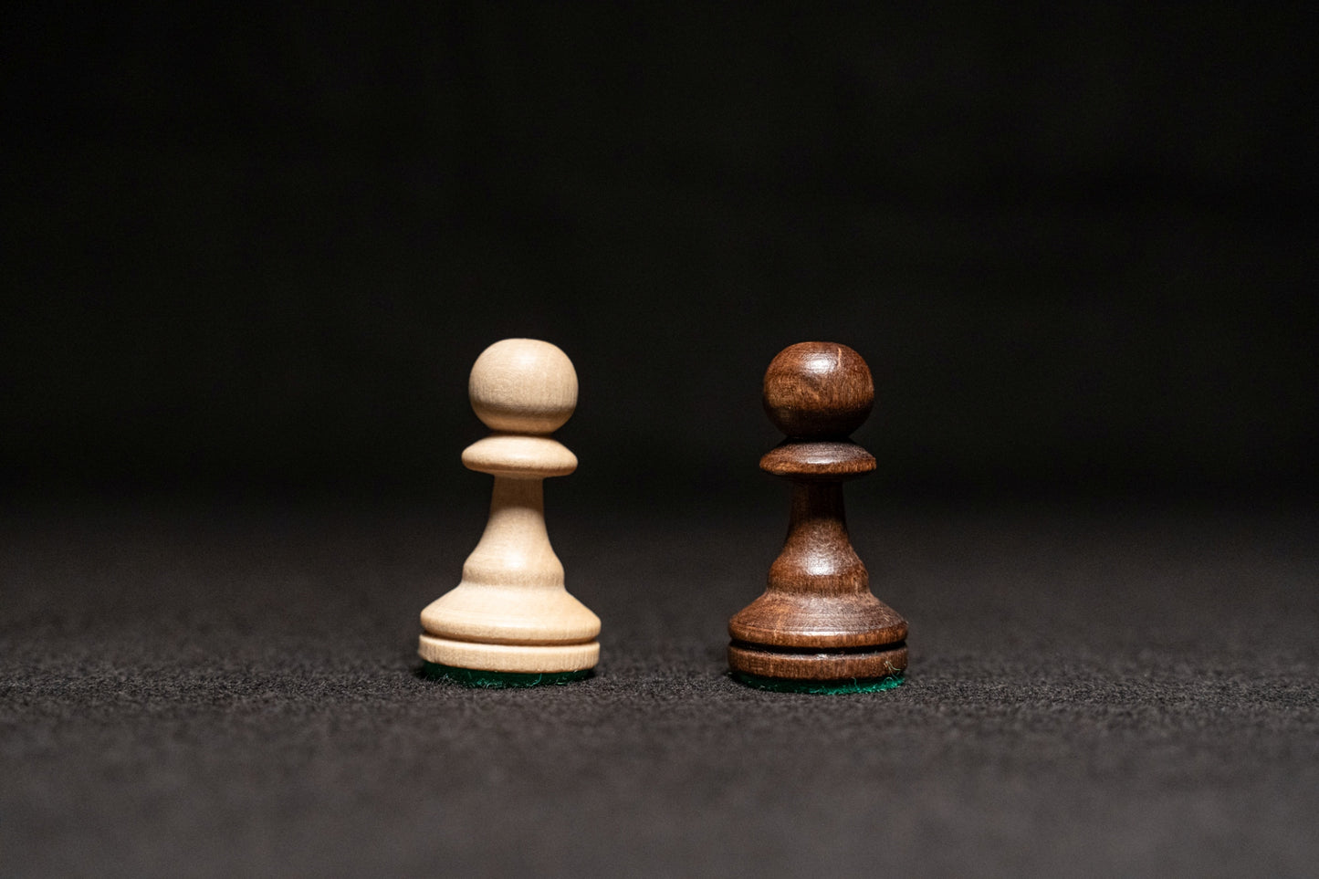 Weißer und schwarzer Bauer des Figurensatzes Kyria
