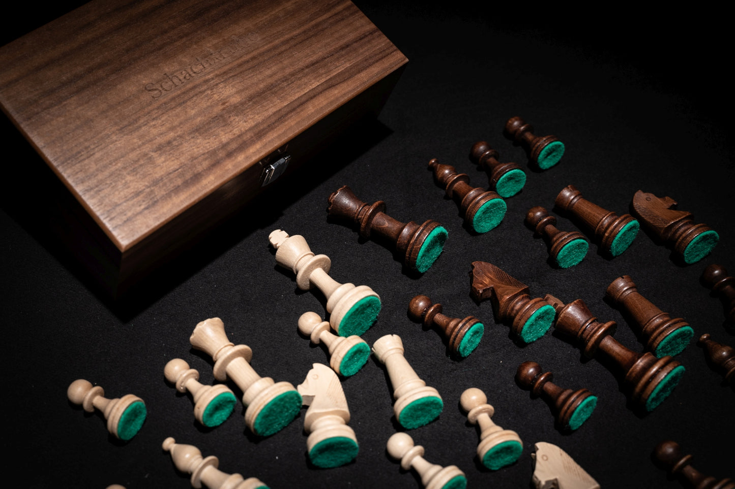 Figurensatz Kyria liegend unterhalb der Aufbewahrungstruhe