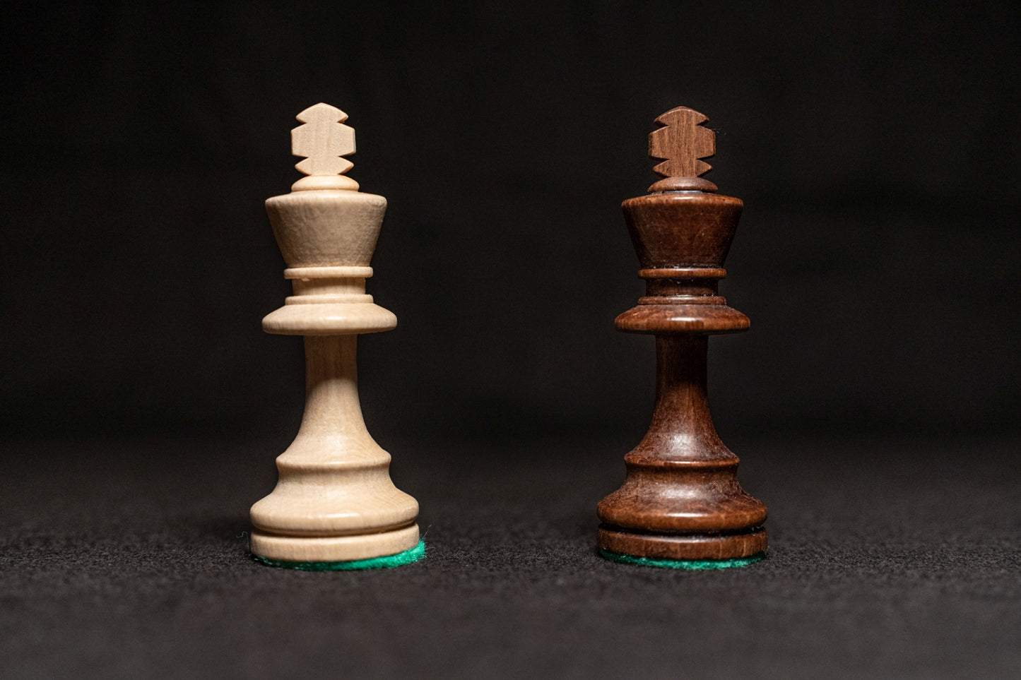 Weißer und schwarzer König des Figurensatzes Kyria