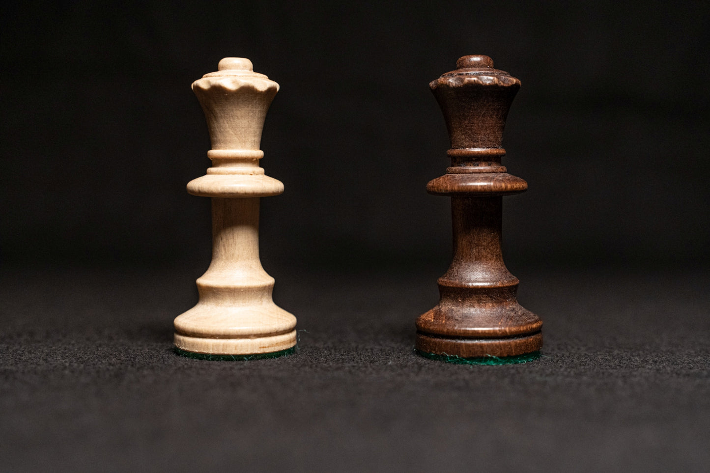 Weiße und schwarze Dame des Figurensatzes Kyria