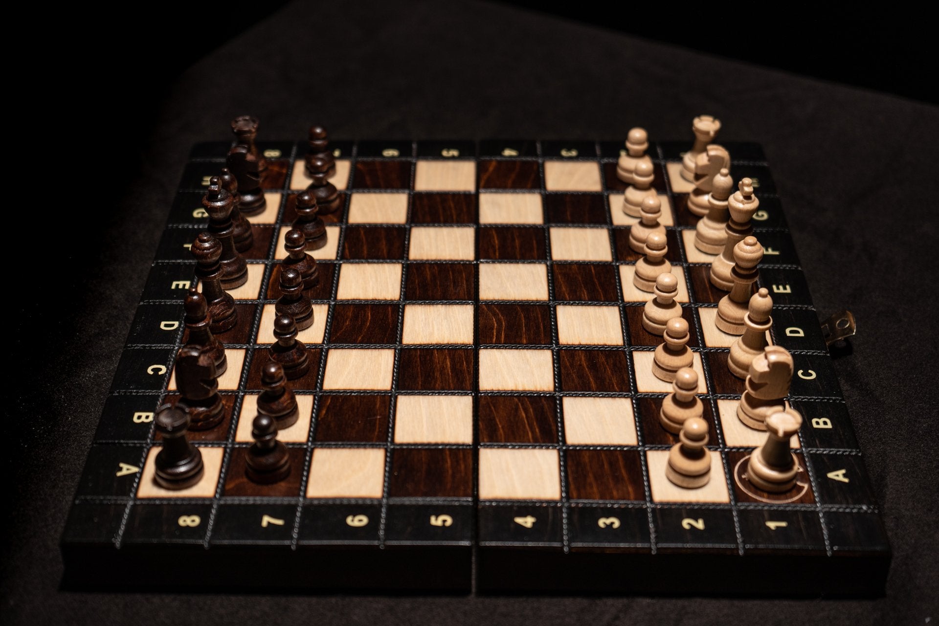 Aufgebautes Schachspiel Nero