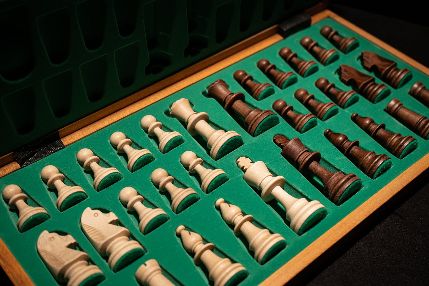 Schachspiel Alexander mit Figuren in Einlageboden