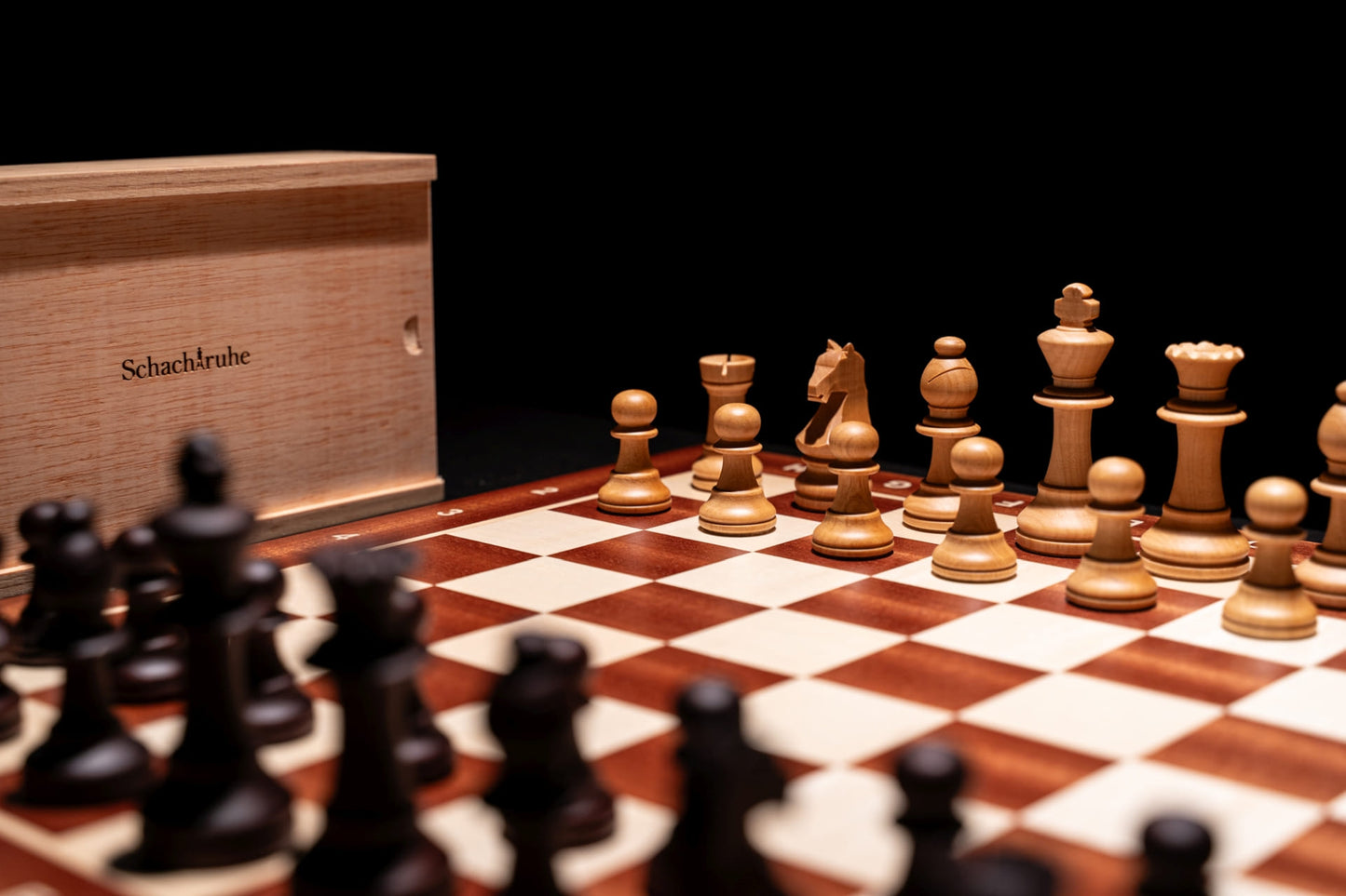 Aufgebaute weiße Figuren des Schachspiels Baltaraz in matt