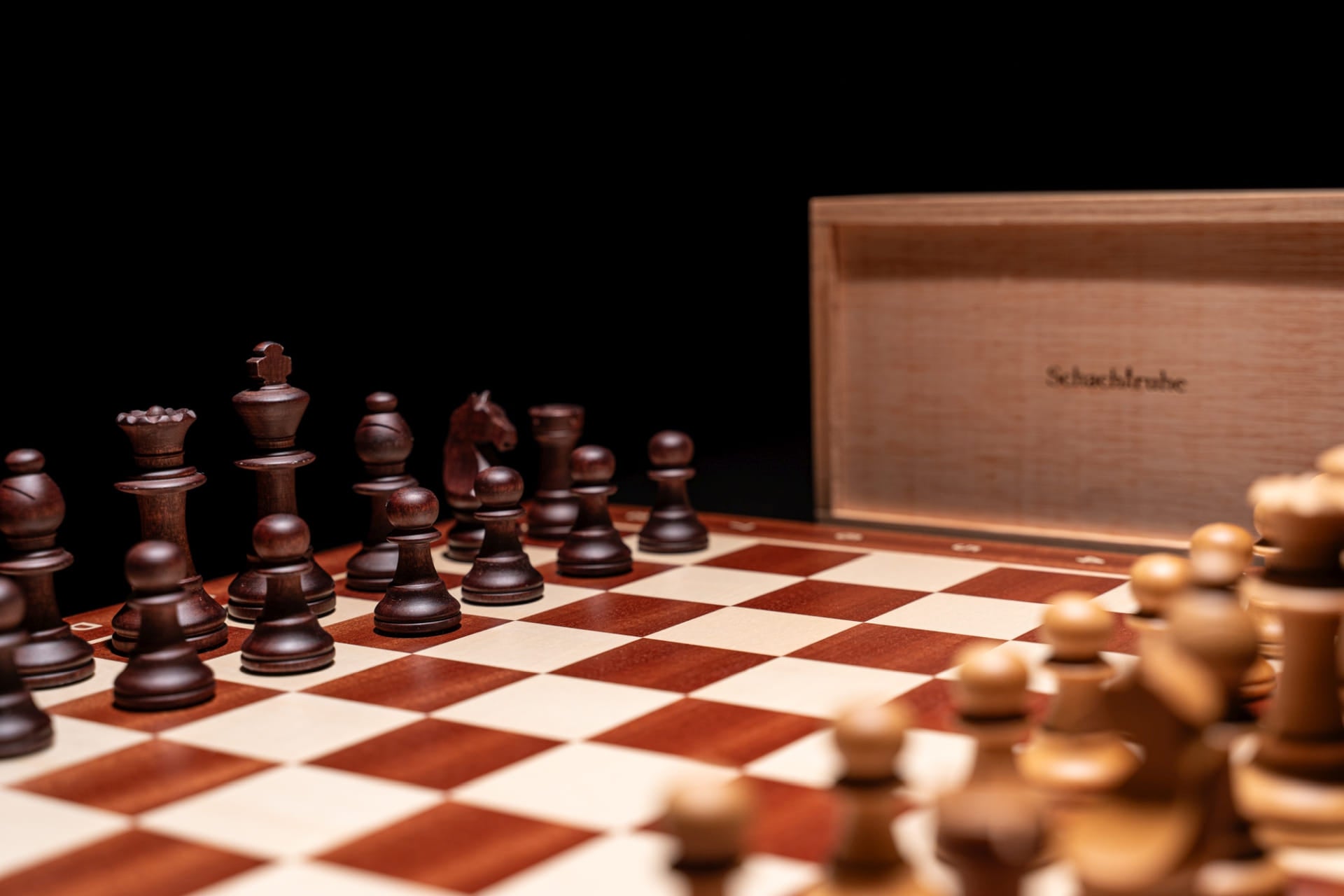 Aufgebaute schwarze Figuren des Schachspiels Baltaraz in matt