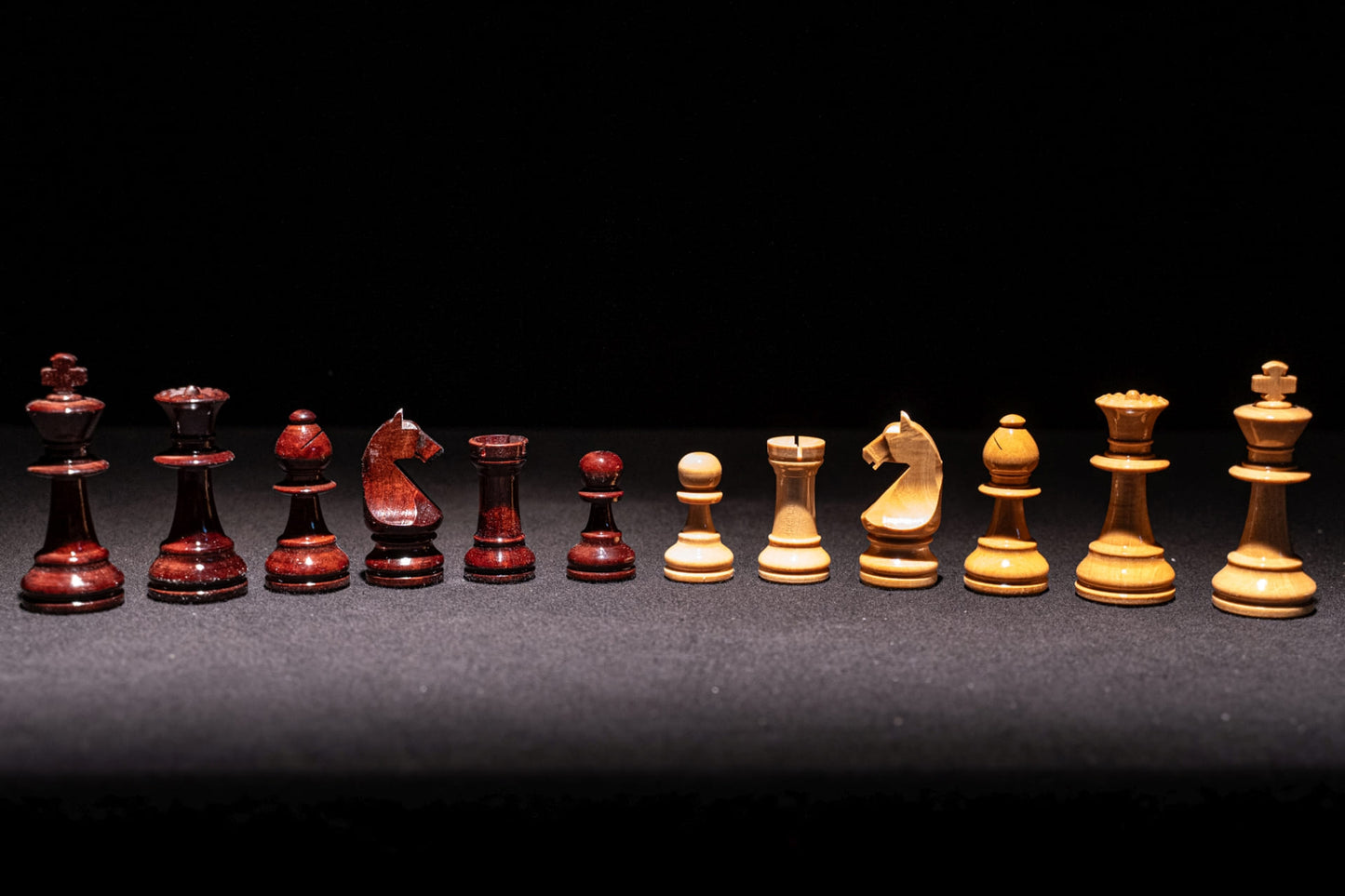 Figuren des Schachspiels Baltaraz in glänzend