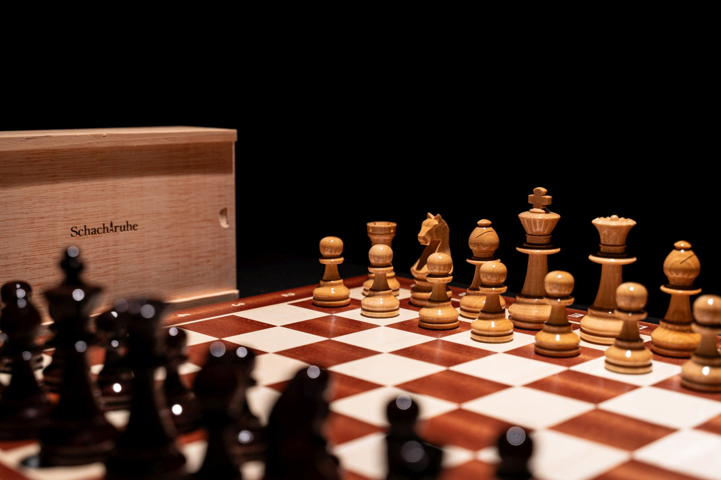 Aufgebaute weiße Figuren des Schachspiels Baltaraz in glänzend