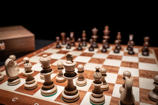 Aufgebautes Schachspiel Levarna mit Aufbewahrungstruhe im Hintergrund