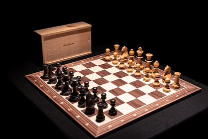 Aufgebautes Schachspiel Marisapo in matt mit Aufbewahrungstruhe im Hintergrund