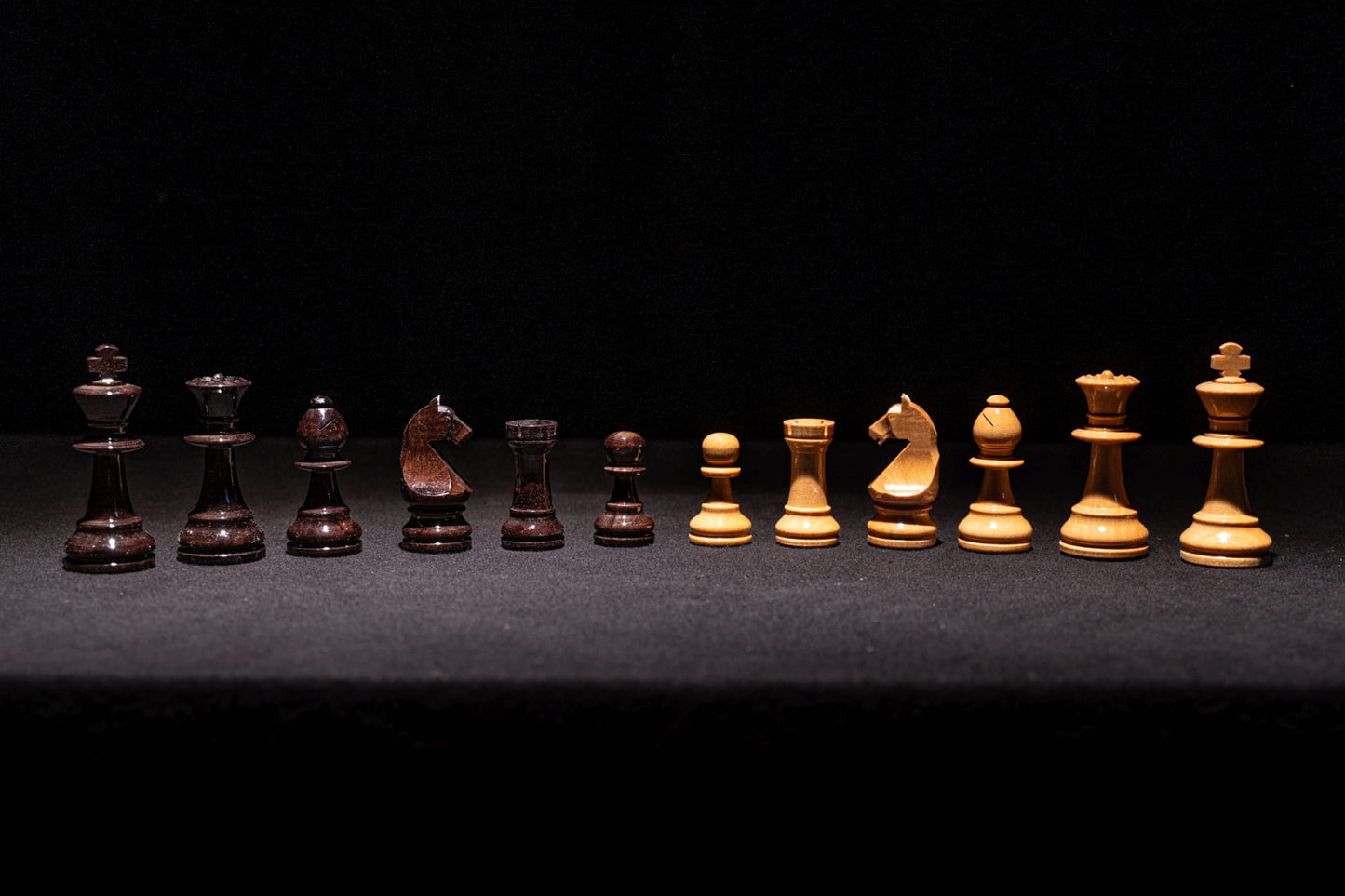 Figuren des Schachspiels Marisapo in glänzend