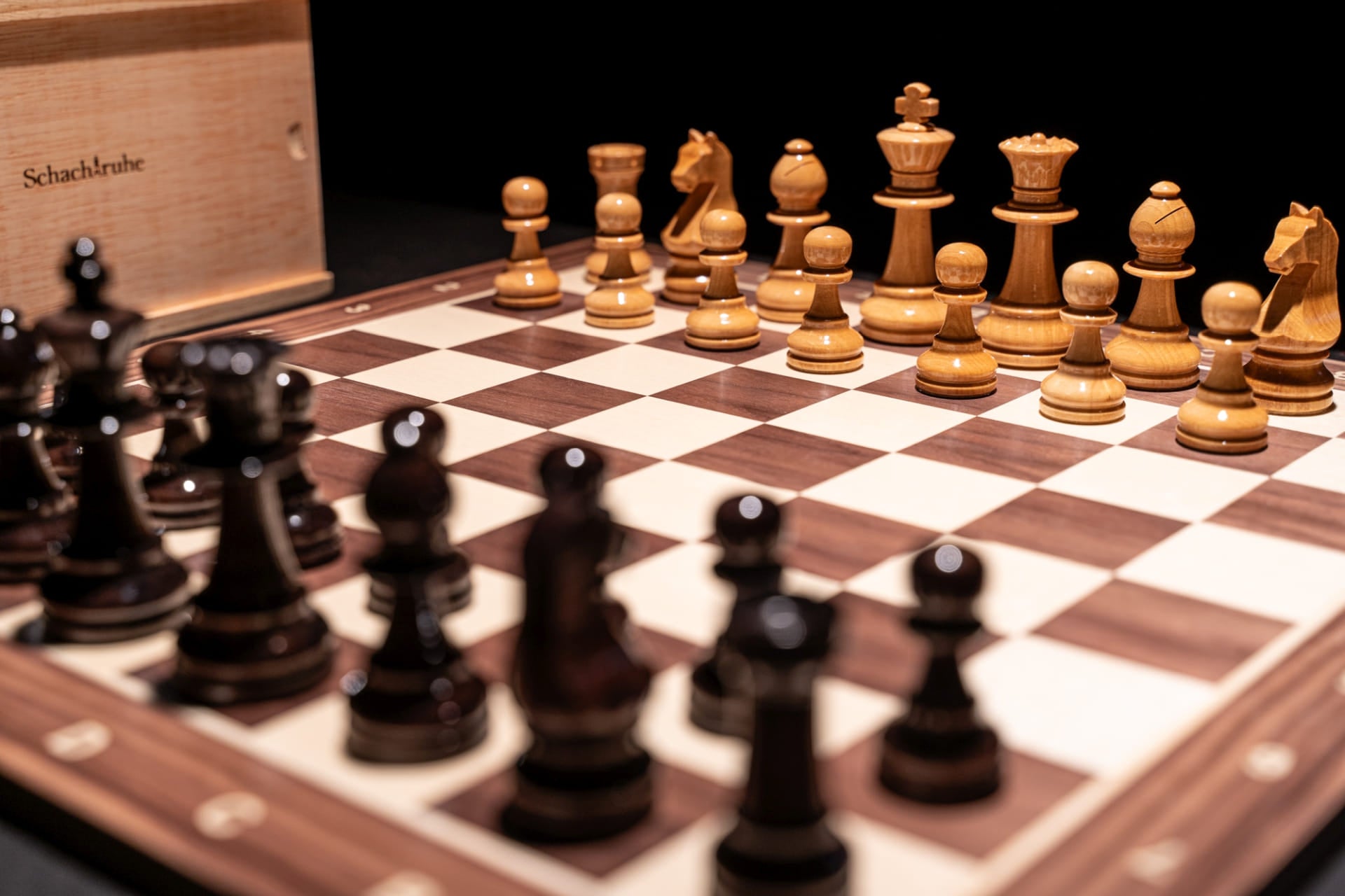 Aufgebaute weiße Figuren des Schachspiels Marisapo in glänzend