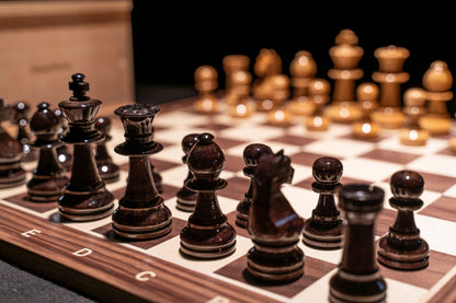 Aufgebaute schwarze Figuren des Schachspiels Marisapo in glänzend