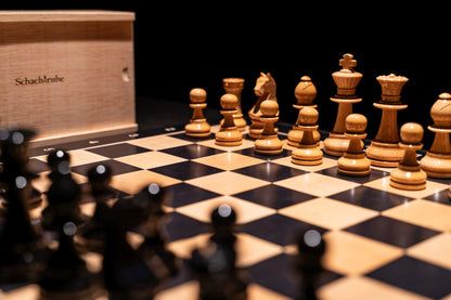 Aufgebaute weiße Figuren des Schachspiels Zilata in matt
