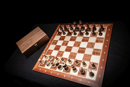 Aufgebautes Schachspiel Levarna mit Aufbewahrungstruhe im Hintergrund