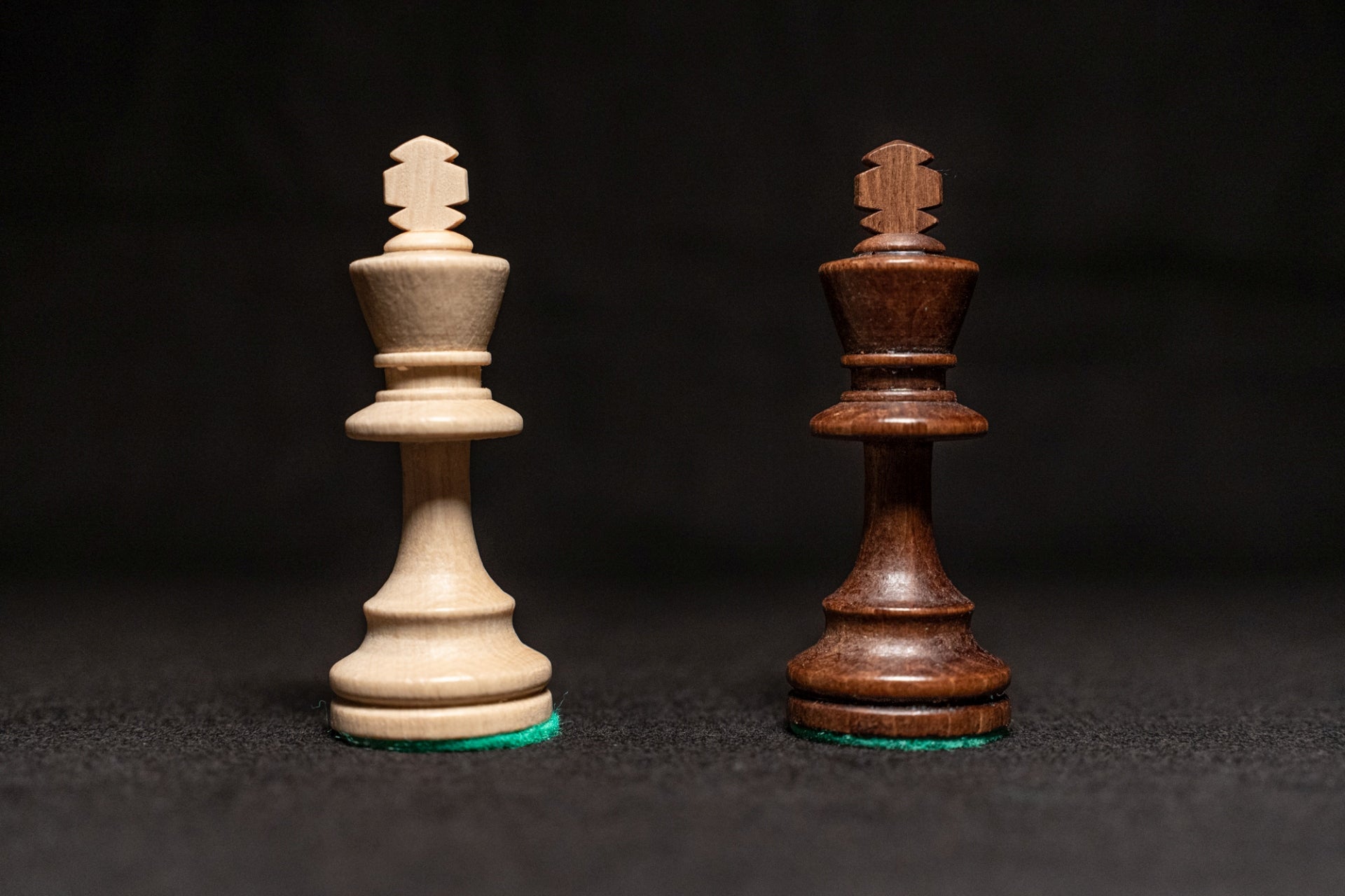 Zwei Schach Stück Könige und 2 Damen auf dem Schachbrett