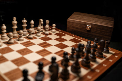 Aufgebautes Schachspiel Amon mit Aufbewahrungstruhe im Hintergrund