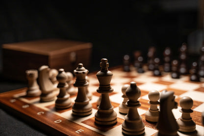 Aufgebautes Schachspiel Amon mit Aufbewahrungstruhe im Hintergrund