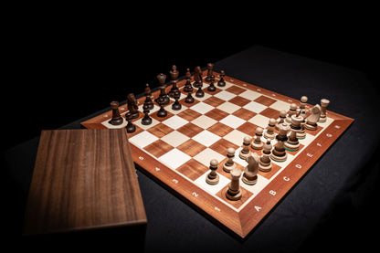 Aufgebautes Schachspiel Levarna mit Aufbewahrungstruhe