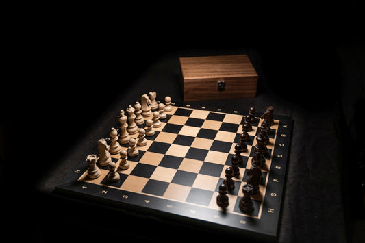 Aufgebautes Schachspiel Torun mit Aufbewahrungstruhe im Hintergrund