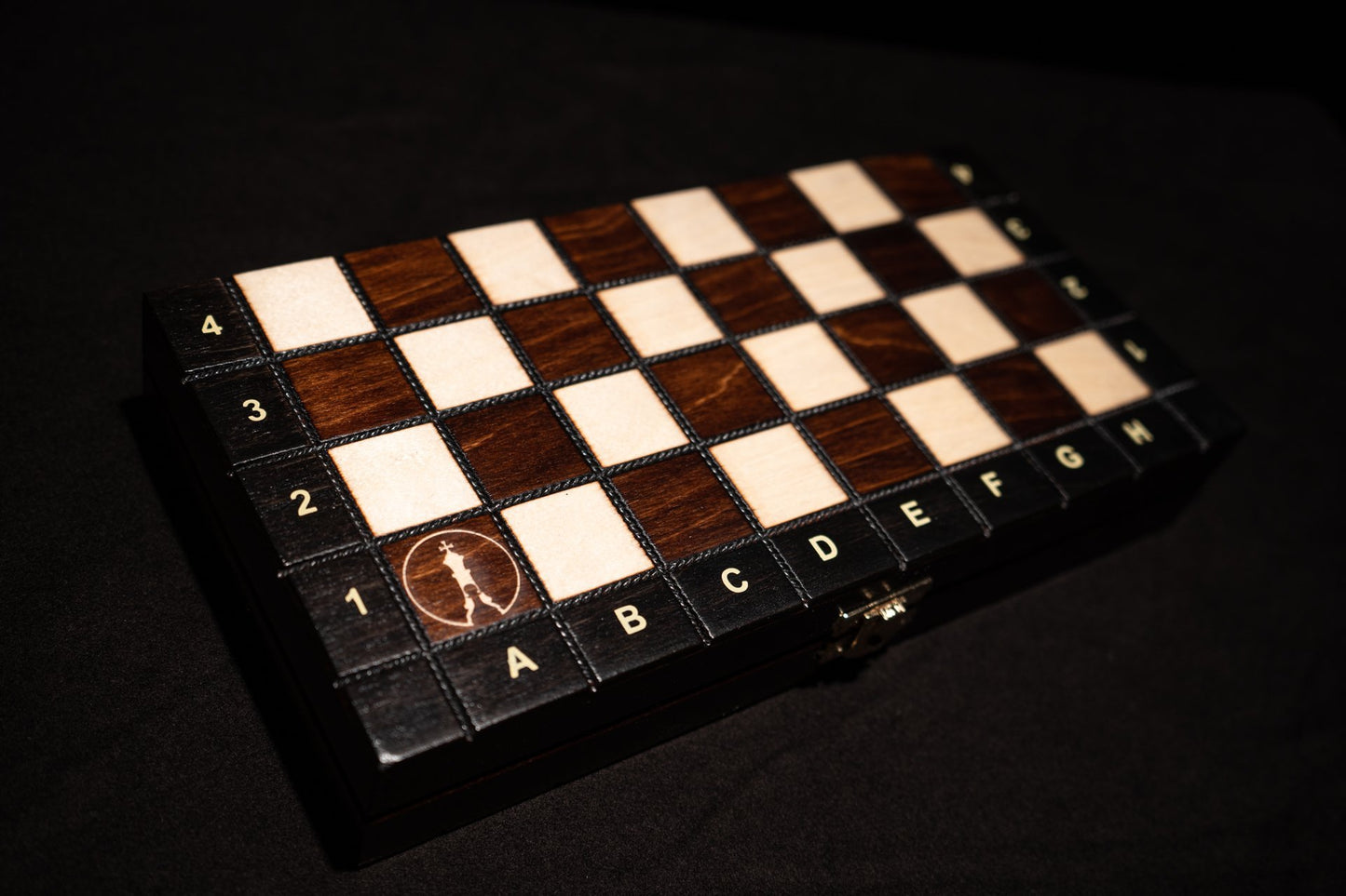 Zusammengeklapptes Schachspiel Nero inklusive Schachtruhe Logo