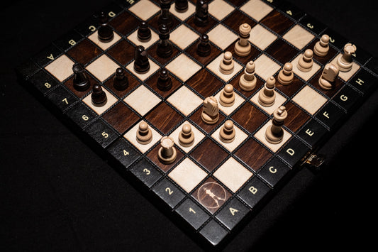 Aufgebautes Schachspiel Nero inklusive Schachtruhe Logo