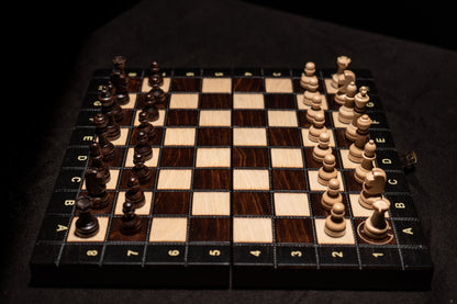Aufgebautes Schachspiel Nero