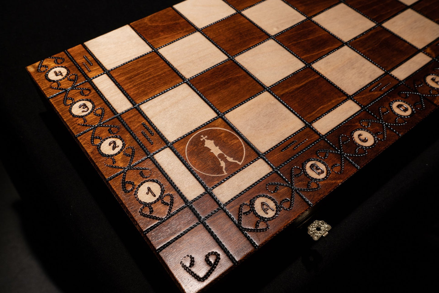 Zusammengeklapptes Schachspiel Augustus inklusive Schachtruhe Logo