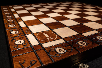 Schachspiel Augustus inklusive Schachtruhe Logo