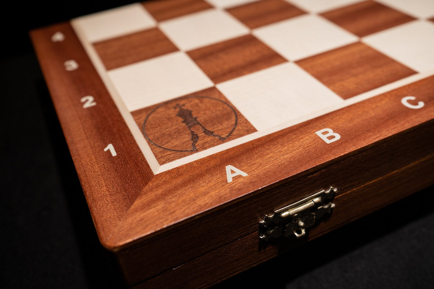 Schachspiel Alexander zusammengeklappt mit Schachtruhe Logo