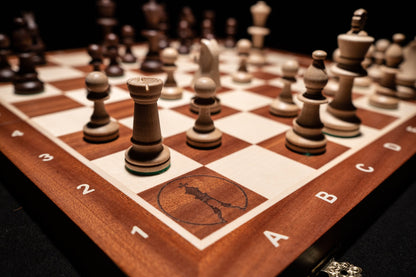 Aufgebautes Schachspiel Alexander inklusive Schachtruhe Logo